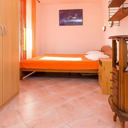 Apartment Nur 700 Meter Bis Zum Sandstrand Mit Pool, Kueche, Bad, Balkon, Bbq Medulin